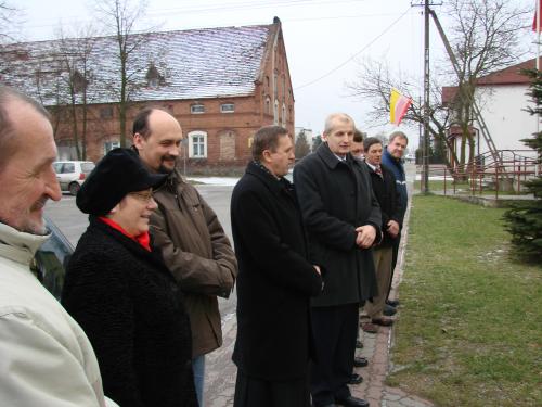 Złożenie kwiatów pod tablicą Św. Jana Pawła II