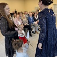 I rocznica powstania przedszkola i żłobka, na zdjęciach goście i dzieci.