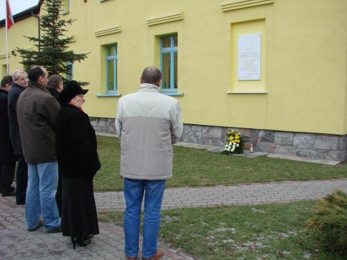 Złożenie kwiatów pod tablicą Św. Jana Pawła II
