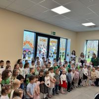 I rocznica powstania przedszkola i żłobka, na zdjęciach goście i dzieci.