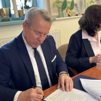 Podpisanie umowy na budowę żłobka.