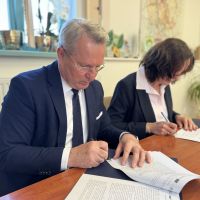 Podpisanie umowy na budowę żłobka.