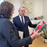 Podpisanie umowy na budowę żłobka.