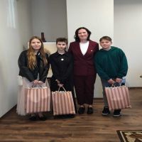 zdjęcie laureatów i Wójt